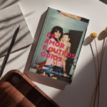 Foto-montagem com capa do livro De Amor e Outros Ódios.