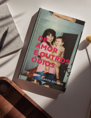 Foto-montagem com capa do livro De Amor e Outros Ódios.