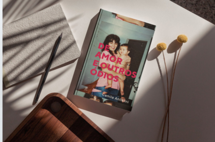 Foto-montagem com capa do livro De Amor e Outros Ódios.