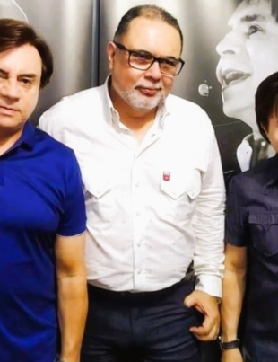 Foto do produtor musical e novo associado do Rotary Club de Vera Cruz (de branco) ao lado de famosa dupla sertaneja.