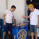 Foto de rotarianos de Vera Cruz realizando ação do Carrinho Solidário.