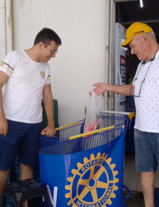 Foto de rotarianos de Vera Cruz realizando ação do Carrinho Solidário.