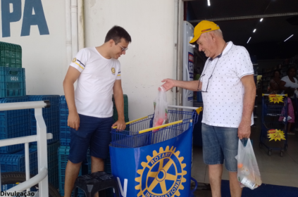 Foto de rotarianos de Vera Cruz realizando ação do Carrinho Solidário.