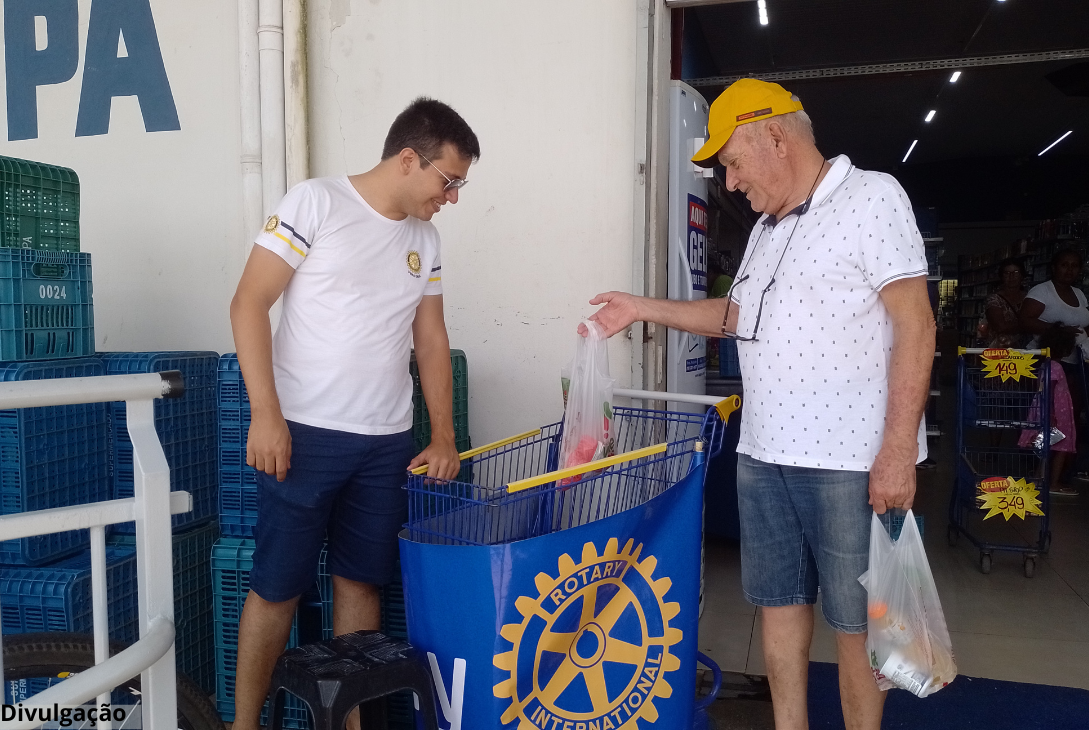 Foto de rotarianos de Vera Cruz realizando ação do Carrinho Solidário.