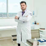 Foto do Dr. Elizeu Bernabe Neto, urologista e especialista em câncer urológico