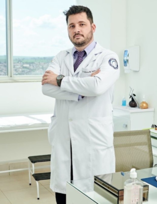 Foto do Dr. Elizeu Bernabe Neto, urologista e especialista em câncer urológico