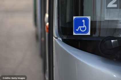Imagem ilustrativa da frente de um ônibus.