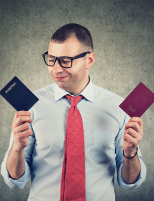 Foto ilustrativa de uma pessoa segundando dois passaportes.
