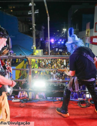 Foto do trio elétrico de Armandinho e Irmãos Macedo.