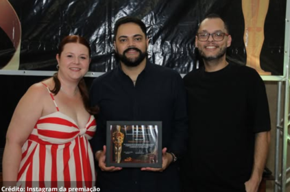 Foto de parte da equipe do escritório Argus de Contabilidade recebendo o certificado da premiação Melhores do Ano 2024.