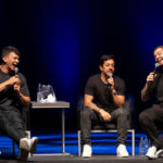 Foto de apresentação de Victor Sarro, Renato Albani e Julio Cocielo no espetáculo S.A.C.