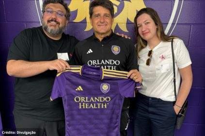 Foto de Andre Insardi e Bruna Rodrigues, da Khipo (nas pontas), e Mauricio Negri, do Orlando City.