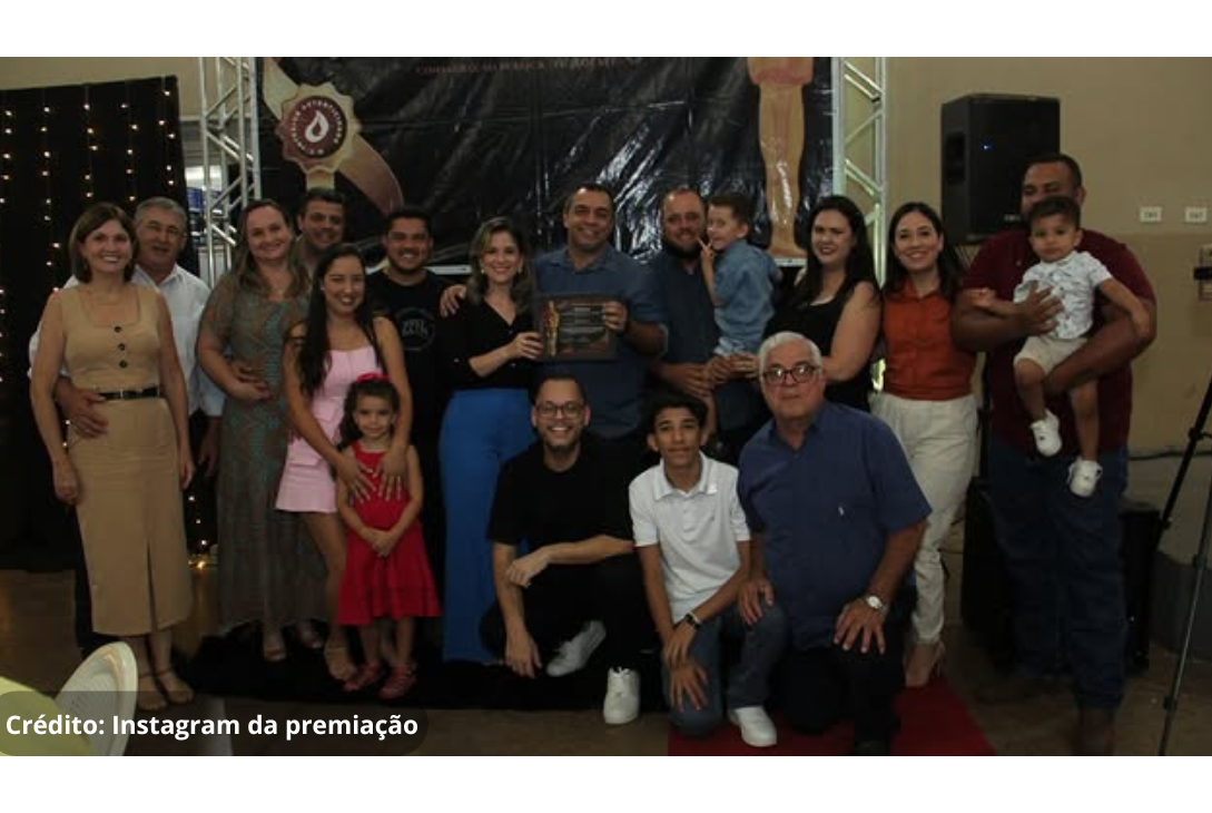Foto de membros do Rotary Club de Ouroeste recebendo premiação do Melhores do Ano 2024.