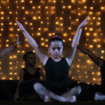 Foto de apresentação de alunos do Ballet Municipal de Ouroeste.