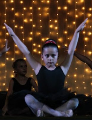 Foto de apresentação de alunos do Ballet Municipal de Ouroeste.