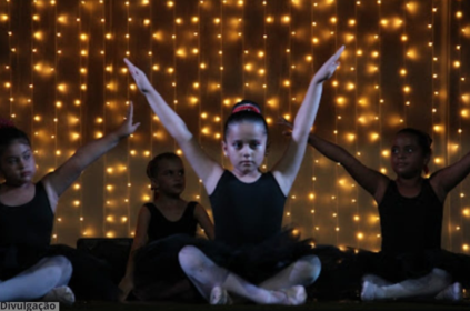 Foto de apresentação de alunos do Ballet Municipal de Ouroeste.