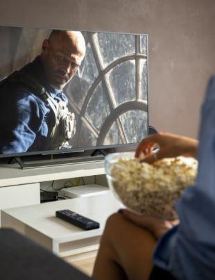 Foto-montagem com cena do filme Resgate Implacável.