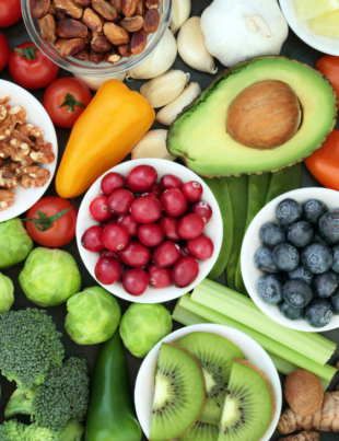 Imagem ilustrativa de uma mesa com alimentos saudáveis.