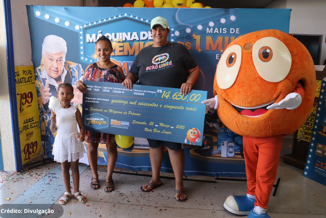 Foto de ganhador de um dos prêmios da campanha Máquina de Prêmios.
