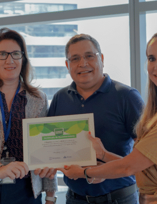 Imagem da entrega de certificado de reconhecimento da Simpress à Alcoa pela adesão ao Carbon Neutral.