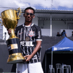 Foto do jovem atacante Rilkiffer levantando troféu de campeão da Copa Ouro Sub 17 de 2025.
