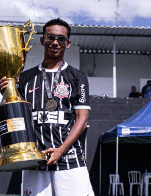 Foto do jovem atacante Rilkiffer levantando troféu de campeão da Copa Ouro Sub 17 de 2025.
