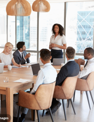 Imagem ilustrativa de um grupo numa reunião de trabalho.