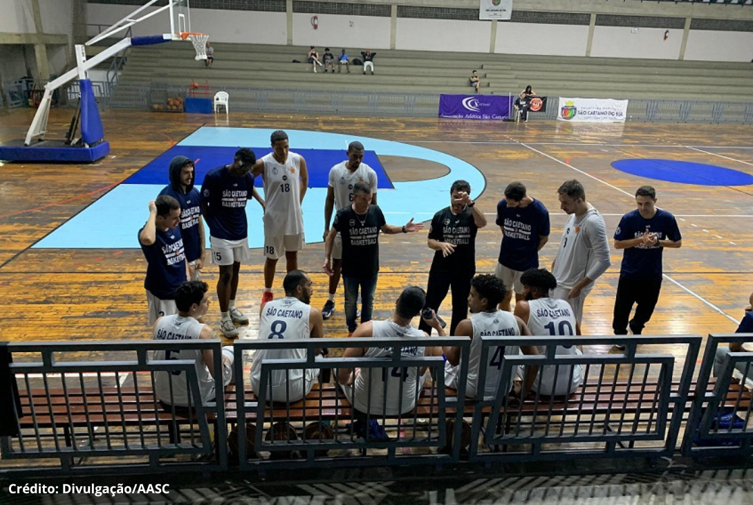 Foto da partida entre o Associação Atlética São Caetano e o AOBE/SMEL — Basquete Catanduva