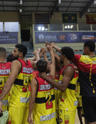 Foto da partida entre o Sorocaba Basquete e o Basquete Avaré.