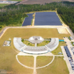 A imagem mostra uma vista aérea do Parque Tecnológico de Sorocaba, onde está instalada a maior usina de energia solar do estado de São Paulo na modalidade de geração distribuída.