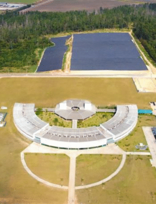 A imagem mostra uma vista aérea do Parque Tecnológico de Sorocaba, onde está instalada a maior usina de energia solar do estado de São Paulo na modalidade de geração distribuída.