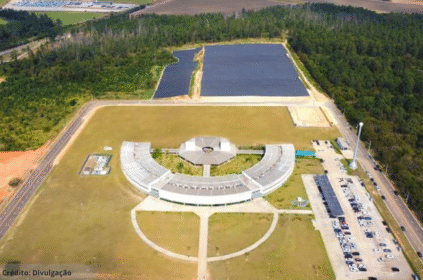 A imagem mostra uma vista aérea do Parque Tecnológico de Sorocaba, onde está instalada a maior usina de energia solar do estado de São Paulo na modalidade de geração distribuída.