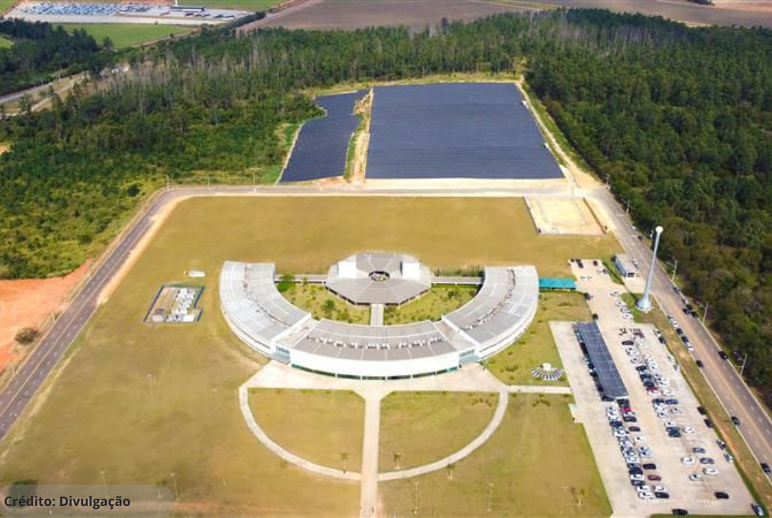 A imagem mostra uma vista aérea do Parque Tecnológico de Sorocaba, onde está instalada a maior usina de energia solar do estado de São Paulo na modalidade de geração distribuída.