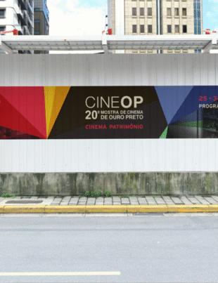 Foto-montagem com banner de divulgação do evento.
