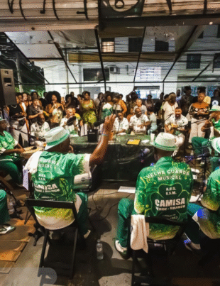 Roda de samba da Velha Guarda Musical do Camisa Verde e Branco, durante o lançamento da exposição do Cartografias de Bambas, em fevereiro deste ano.