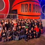 Foto dos alunos do RBACCS em frente ao local que aconteceu a NBA House.