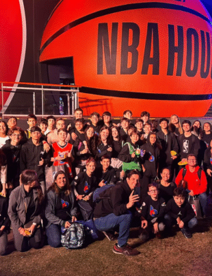 Foto dos alunos do RBACCS em frente ao local que aconteceu a NBA House.