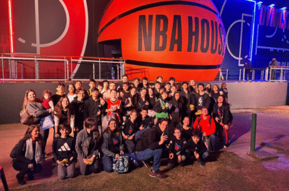 Foto dos alunos do RBACCS em frente ao local que aconteceu a NBA House.