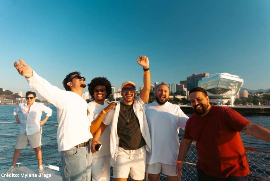 Foto ilustrativa de amigos curtindo o turismo.