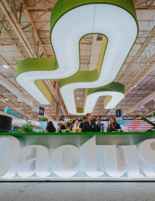 Foito da Cactus Gaming no evento internacional.