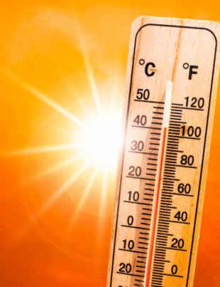Imagem ilustrativa de um termômetro indicando alta temperatura e como ao fundo aparece um sol bem amarelo em um fundo laranja simbolizando o calor extremo.