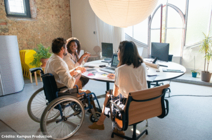 Imagem ilustrativa de um grupo de profissionais reunidos em uma sala de reunião moderna, discutindo ideias e planejando estratégias de negócios, simbolizando colaboração, empreendedorismo e inclusão no ambiente corporativo.