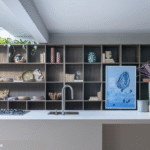 A imagem mostra um ambiente sofisticado e contemporâneo, típico de mostras como a CasaCor Paraná. Essa ambientação traduz com fidelidade a proposta da Fulgor Milano: unir design italiano, funcionalidade e sofisticação, reforçando o protagonismo da marca em sua estreia na CasaCor Paraná 2025.