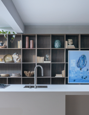 A imagem mostra um ambiente sofisticado e contemporâneo, típico de mostras como a CasaCor Paraná. Essa ambientação traduz com fidelidade a proposta da Fulgor Milano: unir design italiano, funcionalidade e sofisticação, reforçando o protagonismo da marca em sua estreia na CasaCor Paraná 2025.