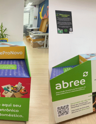 Fotos de lixeira de descartes eletrônicos da ABREE;
