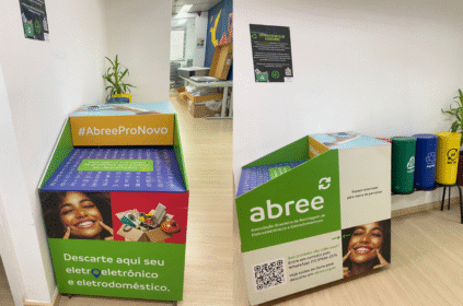 Fotos de lixeira de descartes eletrônicos da ABREE;