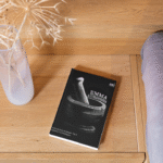 Foto-montagem com a capa do livro Emma, a Curandeira.