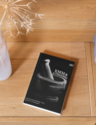 Foto-montagem com a capa do livro Emma, a Curandeira.