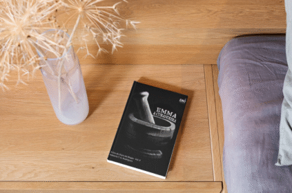 Foto-montagem com a capa do livro Emma, a Curandeira.