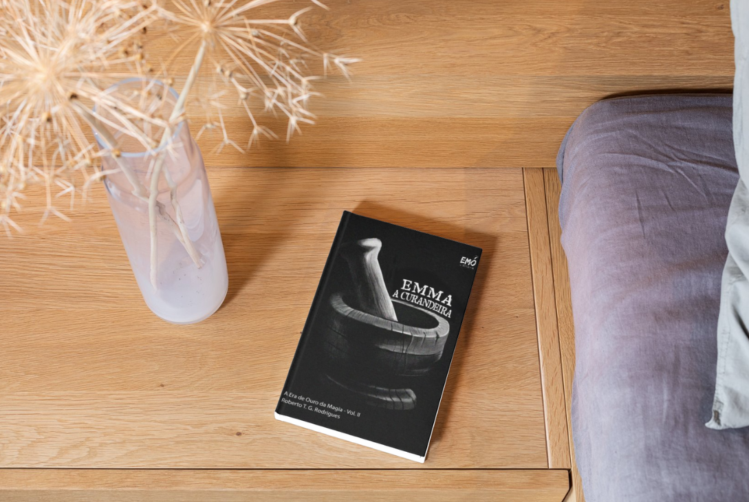 Foto-montagem com a capa do livro Emma, a Curandeira.